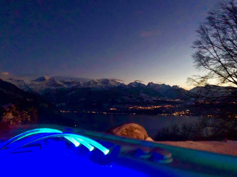 Chalet im Moos | Chalet mit Whirlpool Schweiz bei Abenddämmerung